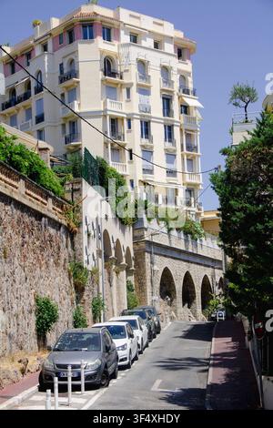 Questa foto mostra il Boulevard Rainier III nel quartiere di La Condamine a Monaco, noto per la sua architettura distintiva e le infrastrutture stradali a più corsie Foto Stock