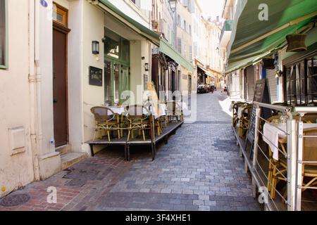 Ristorante Molbilliard allestito su una strada a Cannes sulla Costa Azzurra Foto Stock