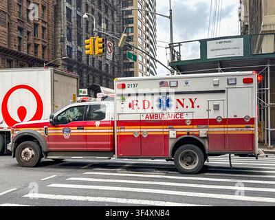 New York City, New York, USA - 11 gennaio 2026: ambulanza paramedica di emergenza del FDNY in corsa su una strada di New York per una chiamata d'emergenza. Foto Stock