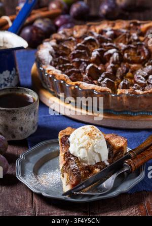 Torta di prugne tedesca con cannella, servita con gelato e caffè. Foto Stock
