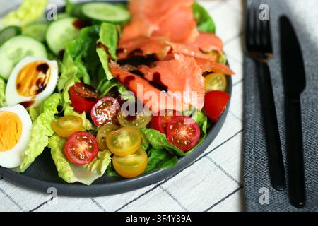 Insalata fresca con cetriolo, pomodorini e salmone salato Foto Stock
