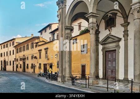 Firenze, Italia - Maggio 2026: ingresso in portico della Basilica della Santissima Annunziata e Via Gino Capponi Foto Stock