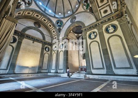 Firenze, Italia - Maggio 2026: Vista interna della Cappella Pazzi con architettura di Brunelleschi e cupola alla Basilica di Santa Croce Foto Stock
