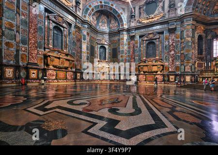 Firenze, Italia - Maggio 2026: Interno in marmo ornato delle Cappelle dei Principi nelle Cappelle Medicee della Basilica di San Lorenzo Foto Stock