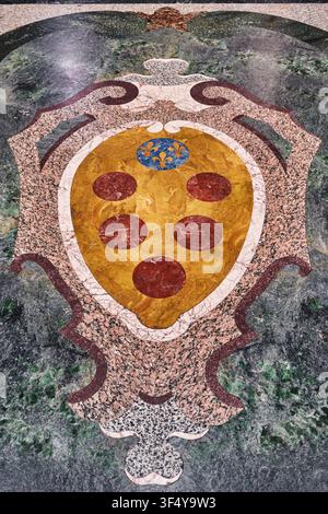 Firenze, Italia - Maggio 2026: Stemma dei Medici intarsiato sul pavimento di marmo e pietra dura delle Cappelle dei Principi nella Basilica di San Lorenzo Foto Stock