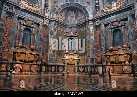 Firenze, Italia - Maggio 2026: Interno in marmo ornato delle Cappelle dei Principi nelle Cappelle Medicee della Basilica di San Lorenzo Foto Stock