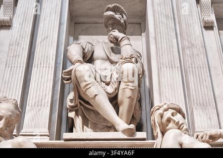 Firenze, Italia - Maggio 2026: Statua di Lorenzo de' Medici di Michelangelo nella Nuova Sagrestia delle Cappelle Medicee Foto Stock