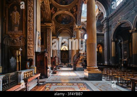Bologna, Italia – Maggio 2026: navata laterale con pulpito in legno e colonne scanalate nella Basilica dei Santi Bartolomeo e Gaetano Foto Stock