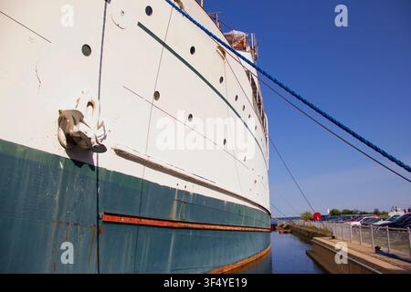 Lato di una vecchia nave permanentemente ormeggiata in un porto Foto Stock