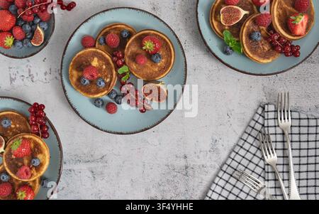 Disposizione brunch a soffitto con pancake, frutti di bosco, fichi e frutta di stagione Foto Stock
