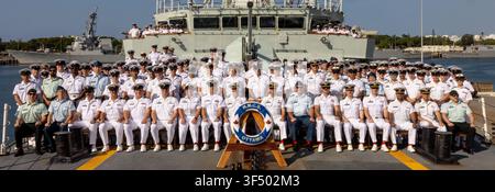 Marinai della Royal Canadian Navy a bordo della fregata di classe Halifax HMCS Ottawa (FFH 341) durante l'esercizio Rim of the Pacific 2026 alla Joint Base Pearl Harbor-Hickam, Hawaii, il 30 luglio 2026, un esercizio marittimo multinazionale che coinvolge 30 nazioni e oltre 30.000 persone. Foto Stock