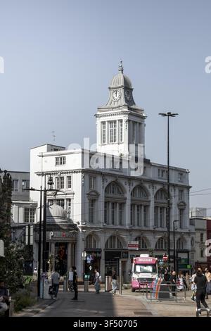 Sheffield, Regno Unito - 15 luglio 2026: Vista dell’historica Sheffield Town Hall con la sua torre dell’orologio, architettura neoclassica e una zona pedonale vivace Foto Stock