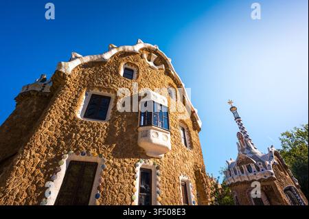 Case di pan di zenzero e case delle fiabe nel Park Güell progettate dal famoso architetto Antoni Gaudí Foto Stock