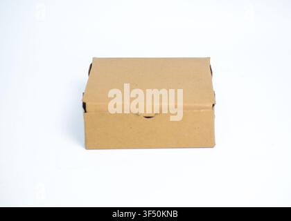 Modello di scatola da asporto in cartone kraft marrone isolata su sfondo bianco Foto Stock