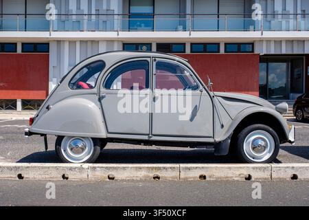 Citroen 2CV del 1985, variante costruita in Portogallo Citroen 2CV6 Club lato passeggero, auto classica francese Foto Stock