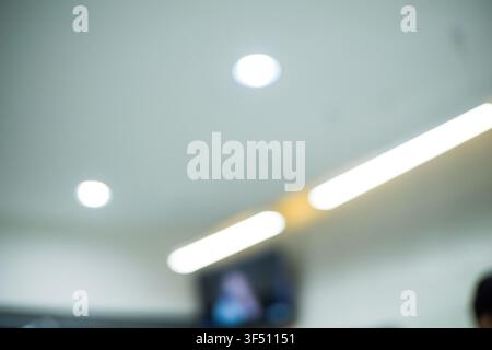 Sfondo Bokeh astratto con luci soffuse del soffitto dell'ufficio Foto Stock