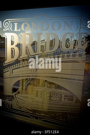 Immagine decorativa del London Bridge o pannello di vetro inciso, fotografata a Stockton Heath, Warrington, Inghilterra, Regno Unito. Foto Stock