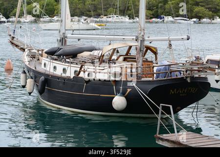 Yacht a vela classico MAHTSU di Vienna, Austria, ormeggiato in una marina sulla costa adriatica croata. Foto Stock