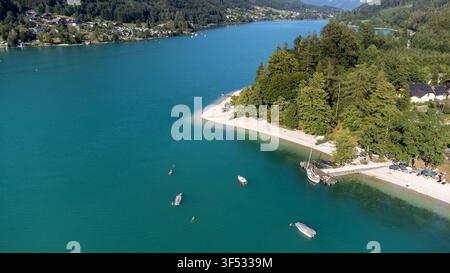 Vista aerea della riva panoramica del lago Mondsee nel Salzkammergut, Austria Foto Stock