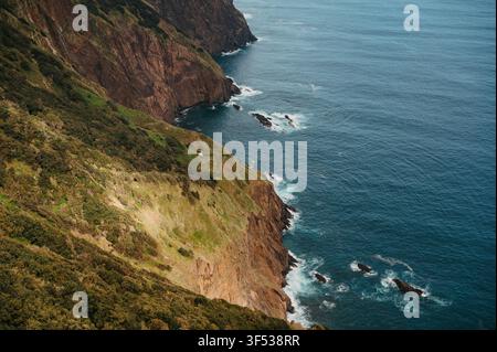 Scogliere verdi ripide incontrano l'oceano blu profondo, Vereda do Larano Foto Stock