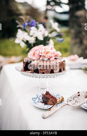 Fetta di torta al cioccolato a una festa all'aperto Foto Stock