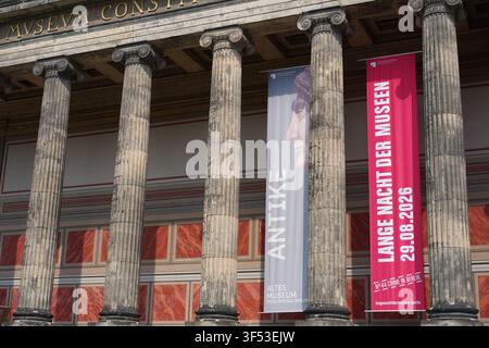 Berlino, Germania – 31 luglio 2026: Altes Museum sull’isola dei musei con striscioni per "Antichità" e la Notte dei musei il 29 agosto 2026. Foto Stock