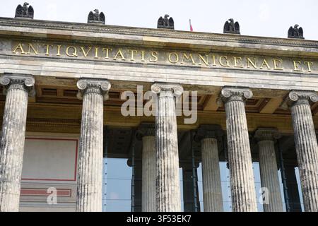 Berlino, Germania - 31 luglio 2026: Vista dettagliata del portico neoclassico e dell'iscrizione latina dorata sull'Altes Museum sull'isola dei musei. Foto Stock