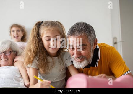 Nonni che passano del tempo di qualità con la nipotina a casa Foto Stock