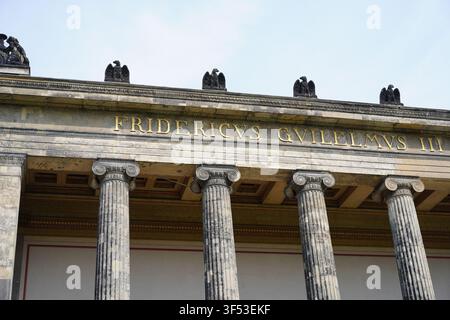 Berlino, Germania - 31 luglio 2026: Vista dettagliata dell'iscrizione latina dorata "Fridericus Guilelmus III" sull'Altes Museum sull'isola dei musei. Foto Stock