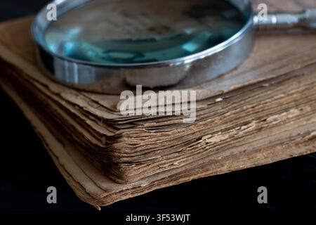 Un vecchio libro con pagine ingiallite. Foto Stock