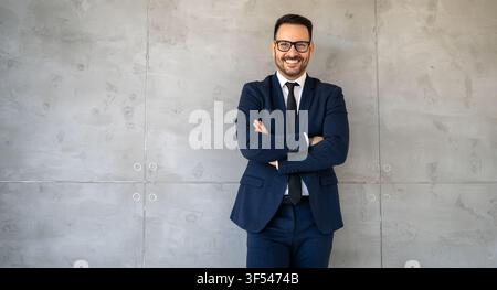 Ritratto di un uomo d'affari di successo in un moderno ufficio aziendale Foto Stock