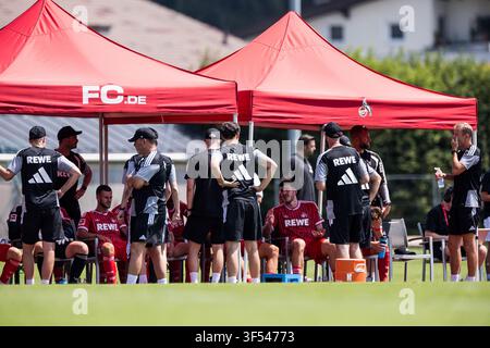 ST. JOHANN IN TIROL, AUSTRIA - 31 LUGLIO: Pausa idratante durante una partita amichevole tra il 1. FC Colonia e l'Hertha BSC Berlino al campo di allenamento del 1. FC Colonia a Kitzbühel della stagione 2026/27 allo Koasastadion il 31 luglio 2026 a St. Johann in Tirol, Austria. Foto Stock