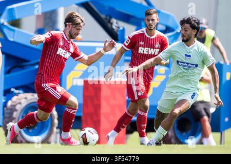 ST. JOHANN IN TIROL, AUSTRIA - 31 LUGLIO: Jan Thielmann (1. FC Colonia, 29) controlla il pallone contro Kevin Sessa (Hertha BSC Berlino, 8) durante una partita amichevole tra il 1. FC Colonia e l’Hertha BSC Berlino al campo di allenamento del 1. FC Colonia a Kitzbühel della stagione 2026/27 allo Koasastadion il 31 luglio 2026 a St. Johann in Tirol, Austria. Foto Stock