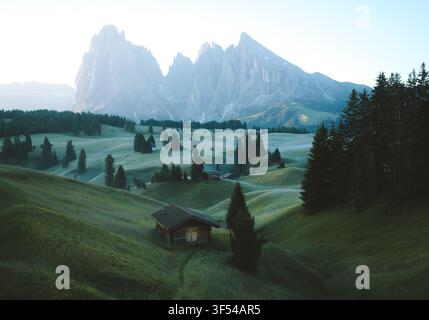 Paesaggio alpino scenografico con rifugi di montagna nelle Alpi all'alba in estate Foto Stock