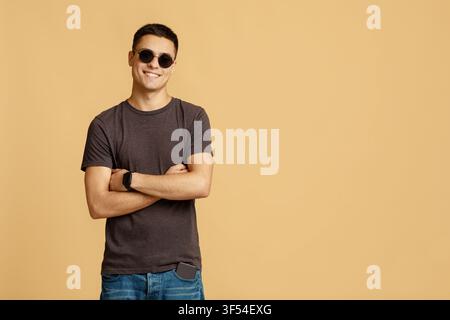 Elegante hipster trendy ed emozioni umane. Sorridente brutale uomo attraente in casual Foto Stock