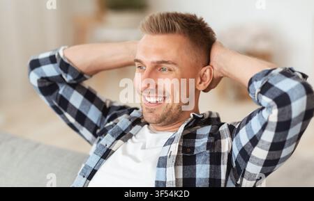 Uomo che riposa a casa sul divano Foto Stock