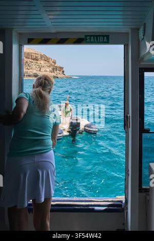 Gran Canaria, Spagna - 31 luglio 2026: Fotografia editoriale di stock che mette in evidenza escursioni turistiche costiere, operazioni di rifornimento delle barche e viaggi marittimi Foto Stock