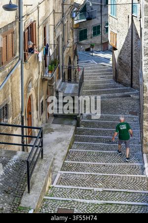 Viali ripidi e scale, nel villaggio di Scanno, provincia de L'Aquila negli Abruzzi, Italia centrale. Foto Stock