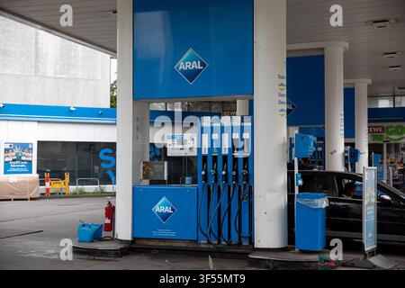 Berlino, Berlino, Germania. 31 luglio 2026. Venerdì 31 luglio 2026, vengono viste pompe di carburante presso una stazione di servizio Aral a Berlino. I prezzi della benzina continuano a essere attentamente monitorati dai consumatori e dalle imprese, poiché i costi energetici continuano a influenzare l’inflazione e le spese di trasporto in tutta l’Europa. (Credito immagine: © Michael Kuenne/PRESSCOV tramite ZUMA Press Wire) USO EDITORIALE SOLO! Non per USO COMMERCIALE! Foto Stock