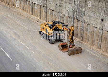 Berlino, Berlino, Germania. 31 luglio 2026. Venerdì 31 luglio 2026, un escavatore è visibile in un cantiere lungo l'autostrada A100 di Berlino. Gli investimenti nelle infrastrutture e i progetti di manutenzione continuano in tutta la Germania mentre le autorità modernizzano le reti di trasporto e le infrastrutture stradali. (Credito immagine: © Michael Kuenne/PRESSCOV tramite ZUMA Press Wire) USO EDITORIALE SOLO! Non per USO COMMERCIALE! Foto Stock