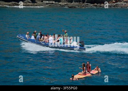 Gran Canaria, Spagna - 31 luglio 2026: Cattura di fotografia stock commerciale di viaggiatori durante un'avventura su un'imbarcazione costiera ad alta velocità. Foto Stock