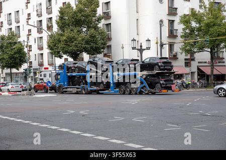 Berlino, Germania. 31 luglio 2026. Venerdì 31 luglio 2026, un camion trasporta veicoli passeggeri attraverso Berlino. Le consegne di veicoli rimangono un importante indicatore di attività nel settore automobilistico tedesco mentre i produttori adattano la produzione e le vendite alle mutevoli condizioni del mercato. (Foto di Michael Kuenne/PRESSCOV/Sipa USA) Credito: Sipa USA/Alamy Live News Foto Stock