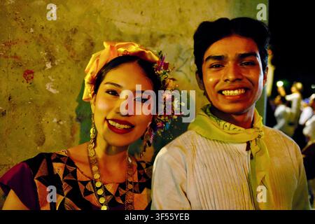 Oaxaca de Juarez, Oaxaca, Messico – 25 luglio 2026: Giovane coppia sorridente in abiti tradizionali oaxaquegni Foto Stock