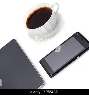 Smartphone, tablet e tazza di caffè isolati su sfondo bianco. Concetto aziendale. Foto Stock