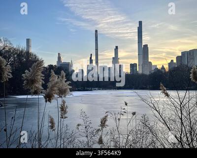 New York, New York, USA - 27 dicembre 2024: Skyline ghiacciato al crepuscolo Foto Stock