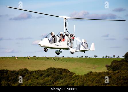 Gyroplane Magni M16C Tandem Trainer G-CFXF in volo presso l'aeroporto di Compton Abbas Dorset Inghilterra sotto il sole splendente dell'autunno Foto Stock
