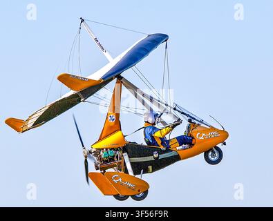 P e M Aviation Quik GT450 microlight che sorvola il campo di volo di Compton Abbas nel Dorset, Inghilterra, in una limpida giornata estiva Foto Stock