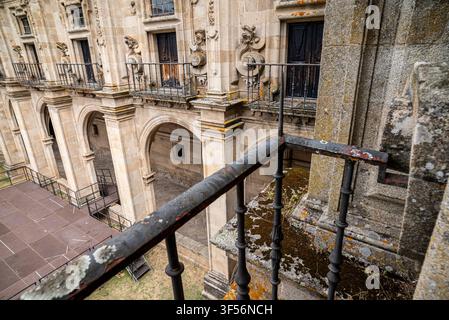 Bella architettura classica di un vecchio cortile della chiesa con più balconi e colonne in pietra Foto Stock