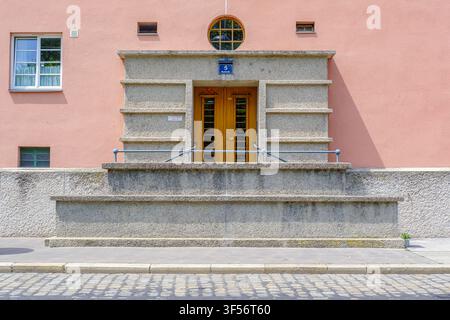 Uno degli ingressi agli appartamenti del Karl Marx-Hof, Gemeindebau (edificio di edilizia popolare), Vienna, Austria. Foto Stock