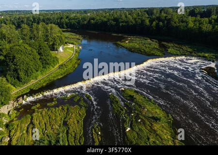 Vista aerea di Venta Rapid a Kuldiga, Lettonia, in una giornata estiva soleggiata Foto Stock